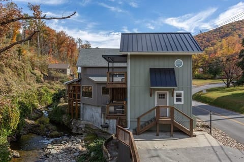 Incredible Waterfront Cabin Located On The Roaring Fork Stream Less Than 1 Mile To Downtown Gatlinburg, TN!