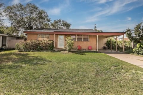 Covered parking/driveway. Close to hospital district, I-40, RT 66 shopping