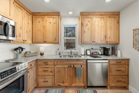 Kitchen - well-equipped, open, coffee station 