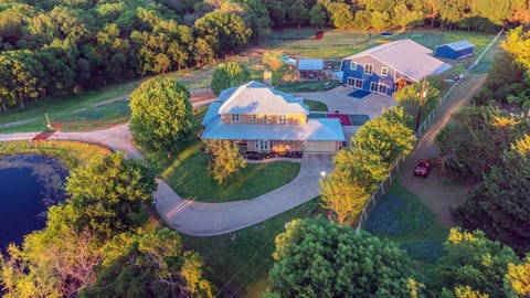 Welcome to Retreat Blooming Grove, a Retreat DFW Experience!