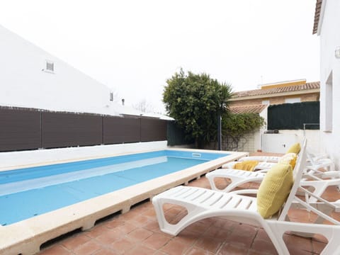 Furniture, Swimming Pool, Outdoor Furniture, Shade, Flooring, Water, Floor, Leisure, Wood, Sunlounger