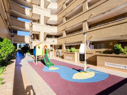 Plant, Property, Architecture, Urban Design, Building, Neighbourhood, Residential Area, Line, Flooring, Leisure