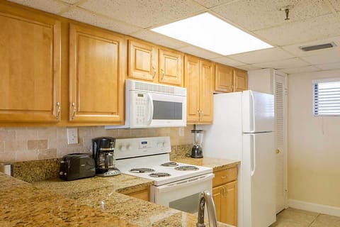 Full Kitchen with Full Refrigerator, Microwave, Stove, Oven.