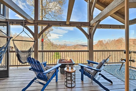 Franklin Vacation Rental | 2BR | 3BA | 4,000 Sq Ft | Stairs Required