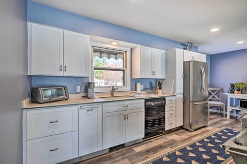 Kitchen | Paper Towels/Trash Bags Provided