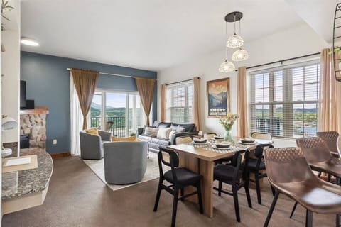 Welcome to Parkway Penthouse! Enjoy breathtaking mountain views and convenient access to The Island and Dollywood. Your perfect retreat awaits in Pigeon Forge