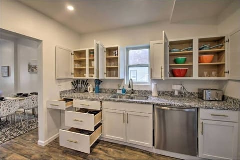 Fully Loaded Kitchen| Airfryer || crockpot || complete Knife set|| Toaster || Pots || Ice Maker | all the Kitchen essentials