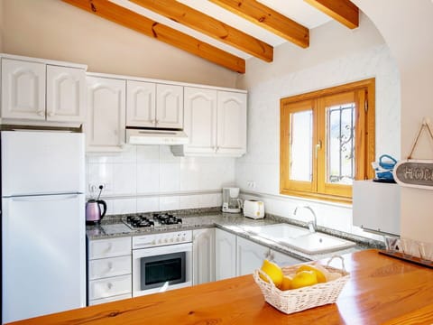 Cabinetry, Countertop, Property, Furniture, Building, Sink, Kitchen Stove, Kitchen, Wood, Window