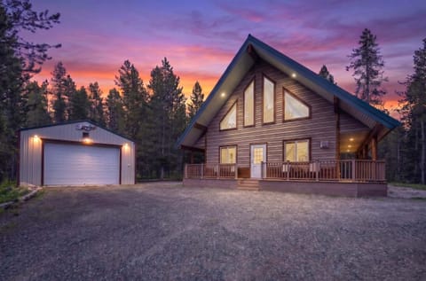 Henrys Post ~ plenty of parking in the large circle driveway.