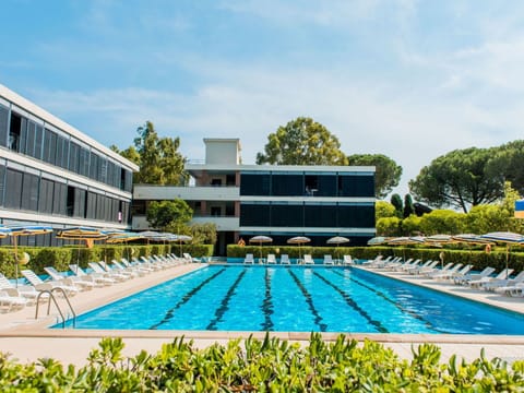 Water, Plant, Sky, Property, Building, Cloud, Window, Swimming Pool, Flower, Tree