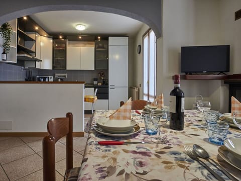 Table, Furniture, Tableware, Property, Building, Interior Design, Wood, Tablecloth, Comfort, Cabinetry