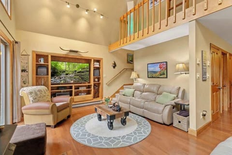 Nestled in nature, this mountain retreat offers pure air, timeless views, and serene details.