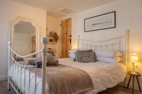 Eden Cottage, Wells-next-the-Sea: An inviting master bedroom awaits