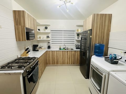 Cocina completa 
 utensilios 
Microondas
Refrigerador
etc.