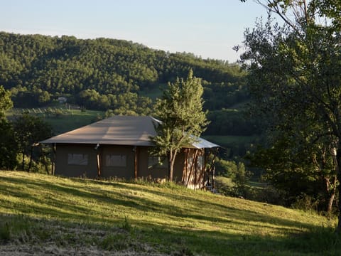 Luxury lodge set on a gentle hillside overlooking rolling green valleys and untouched woodland. Surrounded by silence and sweeping panoramic views, it offers a secluded retreat immersed in nature. Seamlessly integrated into the landscape, this exclusive glamping escape blends privacy, elegance, and a deep connection with the wilderness.