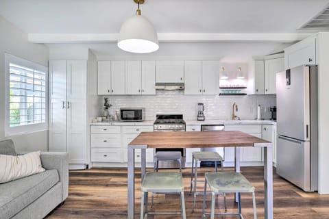 Dining Area | Dishware & Flatware Provided