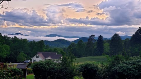 More colors and more drama from the sky to encapsulate the vast mountain views!