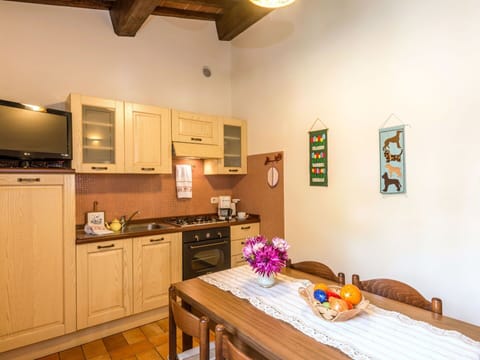 Table, Plant, Furniture, Umbrella, Building, Outdoor Table, Outdoor Furniture, Shade, Tree, Chair