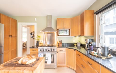 Fully equipped chef's kitchen, complete with 5 burner cooktop and oven. 