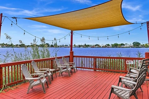 Lakeside Lounge Area