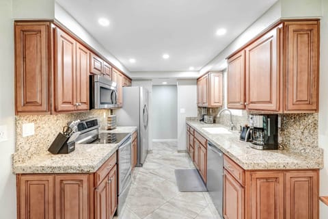 Fully Equipped Kitchen | Cooking Basics | Coffee Maker | Toaster | Blender