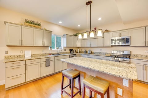 Kitchen | Drip Coffee Maker | Dishwasher | Cooking Utensils | Main Level