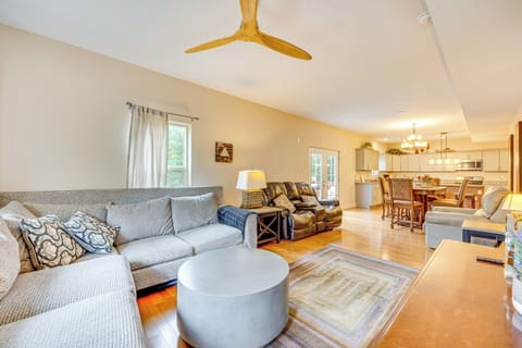 Living Room | Free WiFi | Smart TV | Central A/C & Heat | Main Level