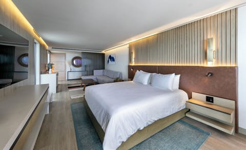 Unit w/ King Size Bed. Exact unit will be assigned upon arrival.
Views, colors, and decor may vary.