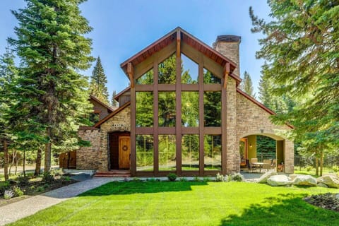 A true luxury cabin, nestled in the woods, yet only a mile to the town and Payette lake