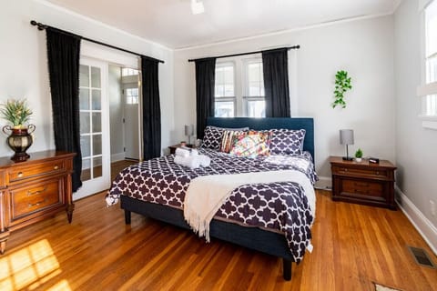 King Bedroom Retreat – Your serene escape awaits with a comfy king bed, sliding door access, and an abundance of natural light. Need privacy? Just draw the curtains and unwind in total comfort!
