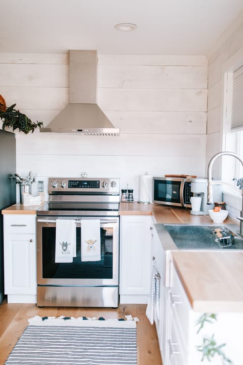 A clean, cozy kitchen for dining in.