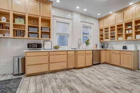 Kitchen Essentials at Your Service! Microwave, Dishwasher, Toaster, Coffee Maker, and More - All Here for You!