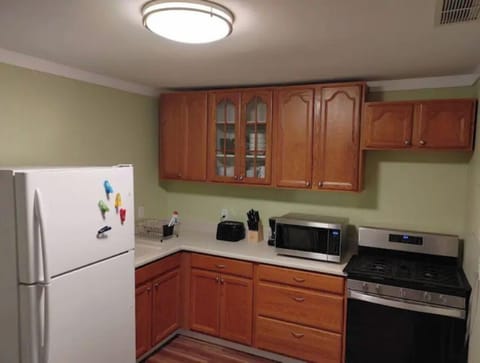 Fully-appointed kitchen, ice-maker, coffee maker, pots/pans, wine glasses