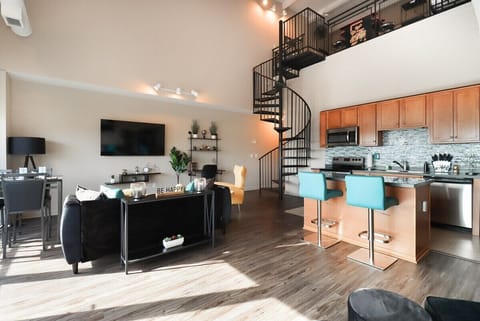 Step into this expansive condo adorned with impeccable décor, offering ample space and stylish ambiance for your ultimate comfort and enjoyment.