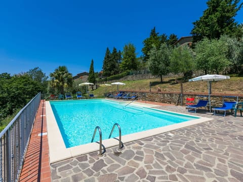 Water, Building, Furniture, Swimming Pool, Sky, Plant, Nature, Azure, Chair, Tree