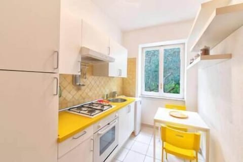 cucina completa indipendente ed abitabile con accessori descritti 