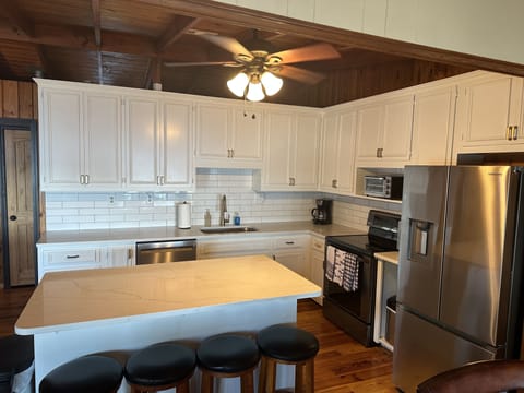 Newly renovated kitchen (completed 4/23)