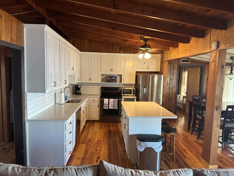 Newly renovated kitchen (completed 4/23)