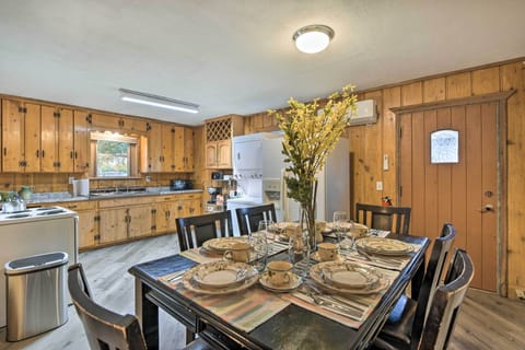 Dining Area | Dishware & Flatware Provided