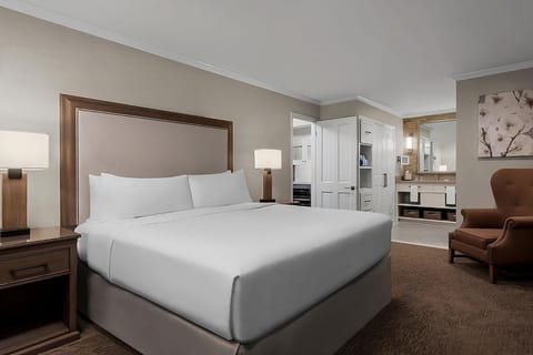 Unwind into crisp linens with a calm, spacious layout.