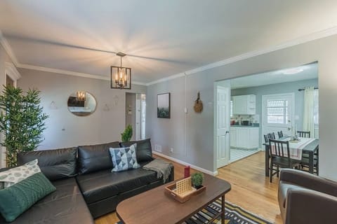 Cozy Living Room w/ Sofa Bed