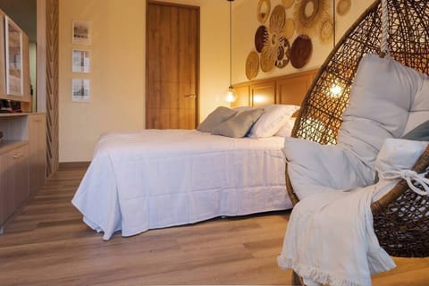 Comfy queen sized bed with artisan created artpieces // Cómoda cama queen size rodeada de muebles creados artesanalmente
