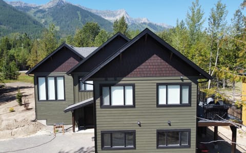 Powder House l 6 Bedrooms l Sleeps 13 Adults l 2 Hot Tubs