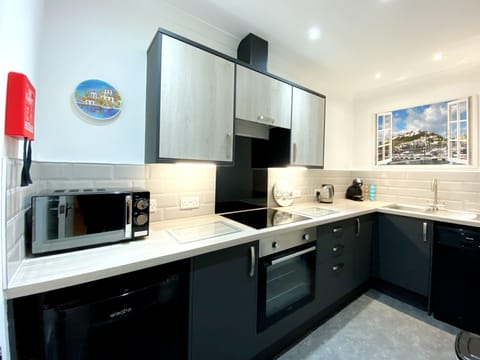 Well equipped, modern kitchen - Ockendon House Apartment A - one bedroom self catering holiday apartment in Torquay.