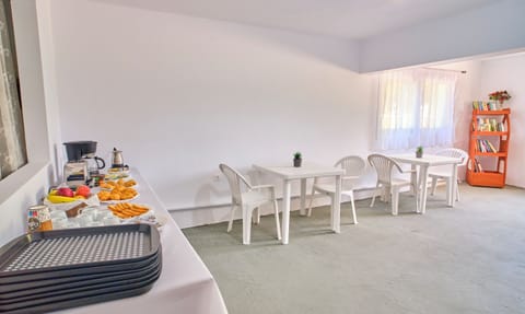 waiting room  for earlier check in or late departures
