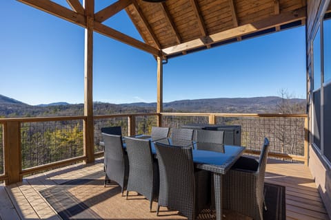 Gorgeous outdoor dining on the back deck