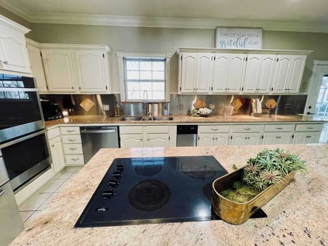 Stovetop, Ovens, Dishwasher, Full Kitchen