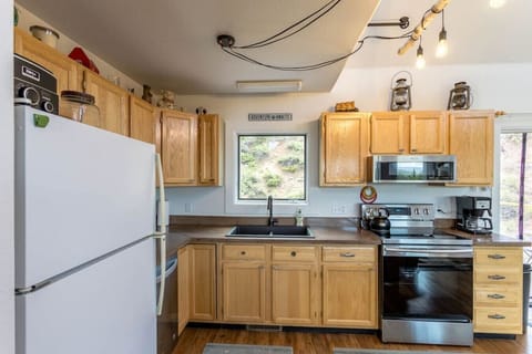 Kitchen has everything you need for preparing your meals