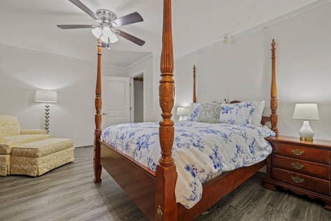 After enjoying a day on the farm, come back to relax and sleep comfortably in a queen sized bed with plenty of pillows for extra comfort. 