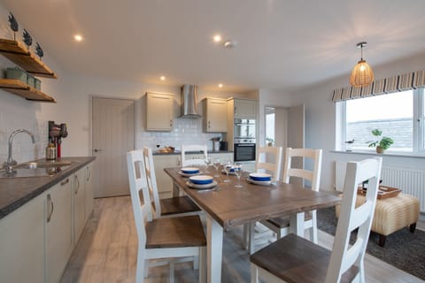 Kittiwake Cottage diner kitchen